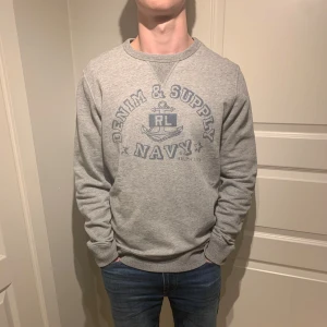 Ralph Lauren tröja - Riktigt fin och unik raffe tröja! | Finns inga direkta tecken på användning så i nyskick! | Storlek L men den sitter lite mindre passar som bild på mig som är 178cm! | Ställ gärna innan du köper!