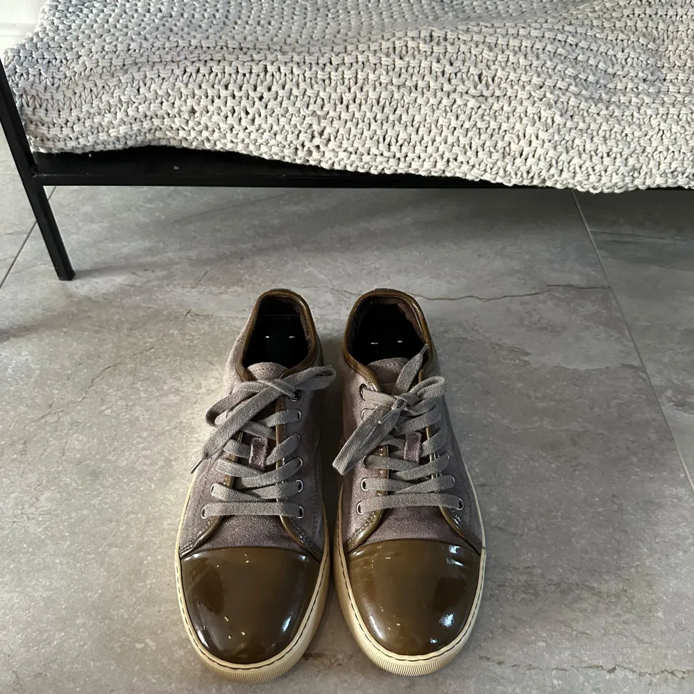 Lanvin cap toe sneakers  Storlek: UK 5 fits 40 Pris: 2199:- Garanterar äktighet   Skriv pm för mer information . Skor.