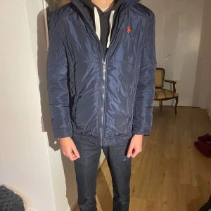  Ralph lauren jacka -  Ralph lauren jacka, som är perfekt till hösten. Storlek s, hör av er vid frågor 