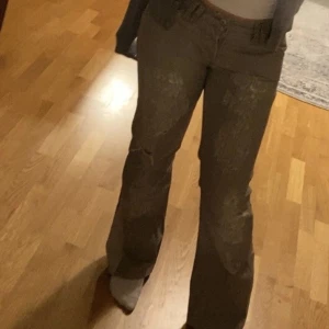 Grå jeans från Dolce & Gabbana - Snygga grå bootcut jeans med midrise från Dolce&Gabana. Gjort dem utsvängda själv. Midjemått: 40 innerbenslängd: 78  hör av er vid frågor elr fler bilder💕