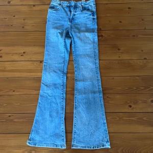 Zara jeans - Snygga Zara jeans. Endast provade där av priset. Alltså som nya.😊 Storlek 38. Snygg blå tvätt. Skriv om du har frågor eller funderingar kring priset!💕💕👖