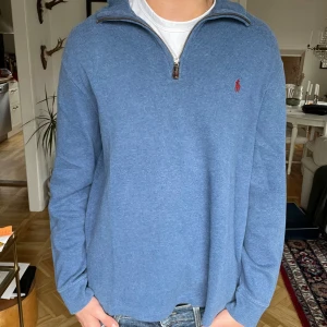 Ralph Lauren halvzip  - En tvärfet ljusblå halvzip i storlek L. Den är helt oanvänd och har inga skador eller liknande. Den är äkta. Skirv för funderingar. 