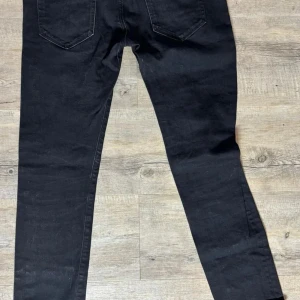 Saint Lauren jeans - Säljer ett par saint Lauren jeans. Ny pris 11k +. Storlek medium. Riktigt fetta. Vid snabb affär sänkes priset!