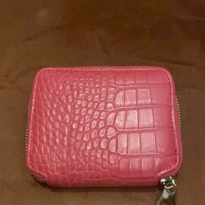Rosa plånbok - Rosa plånbok i bra skick. Lite trasig som man ser på bilden. Men inget som märks av🥰