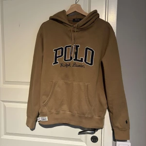 Ralph Lauren hoodie  - Säljer en jätte trendig Ralph Lauren hoodie i 10/10 skick Hör av er vid minsta!