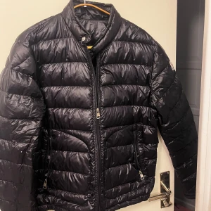 Moncler Acorus - Jätte fint skick, en insydd lapp som täckte ett hål på ryggen som ej märks av, se fjärde bilden. Köptes på Monclers hemsida 2022