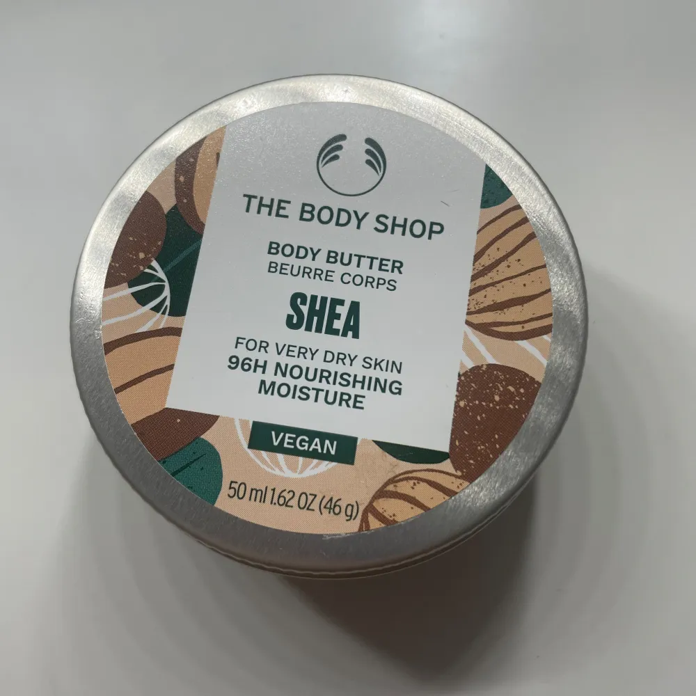 Body butter från the body shop 💕 använd fåtal gånger med RENA händer 💕 ge pris förslag . Övrigt.