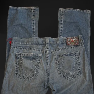 True religion jeans - Ett par feta true religon jeans till bra pris, har en snygg broderad detalj på lappen ibak. skriv för mått o annat!!!