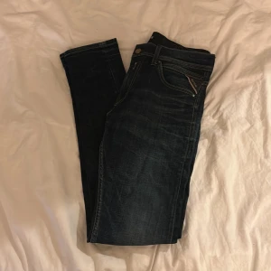 Mörkblå jeans från Replay - Säljer ett par snygga mörkblå jeans från Replay. De har en klassisk femficksdesign och är i bra skick. Perfekta för både vardag och fest! 🕺