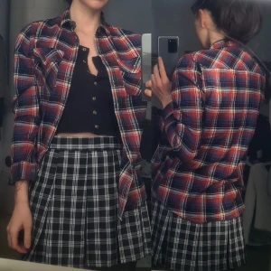 Flannelskjorta blå/röd/vit XS - Nyskick men gammal. 100% bomull. Lite tight i ärmarna på mig. Färgerna är som sista bilden.