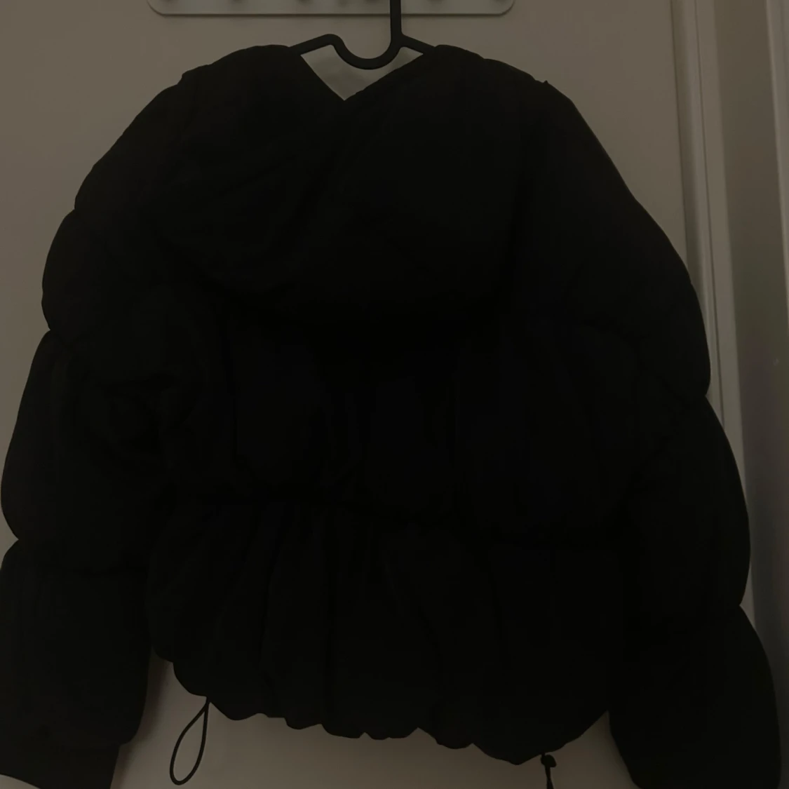 Svart pufferjacka