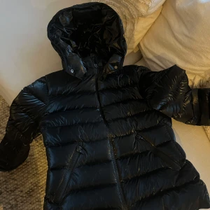 Moncler jacka  - Säljer denna så snygga ”BADY DOWN JACKET”.   Orginalkartång finns kvar. Kvitto finns kvar.  Äktahetsbevis finns kvar.  Extra knappar finns kvar.   Mycket bra skick.