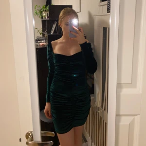 Mörkgrön festklänning, skimrande M - Mörkgrön festklänning, skimrande M