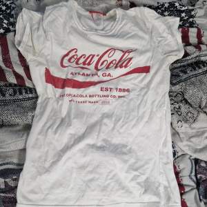 Säljer denna fina Coca cola t shirt i stl L fast kvinnligt😊