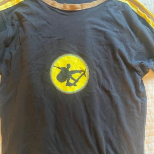Vintage t-shirt - Oversized vintage t-shirt med tryck, köpt på weekdays secondhand avdelning. Vet inte storlek eller märke men skulle gissa att det är en M-L? Den är använd men i bra skick. Den är i herrstorlek, men som dam S använt denna som en oversized tröja bara.