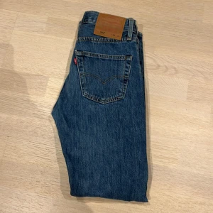 Levis 501 Jeans - Levis 501. 32 läng 28 midja. 10/10 skick. Använt dom ett par gånger men blev snabbt försmå. 