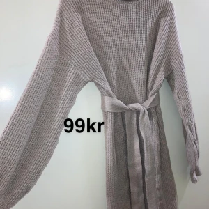 Clothes - Säljer kläder i fint skick! Storkelar: Stickad klänning:(m) Skjorta:(m/L) Kofta:(m) Klänning(xxL) London tröja:(M)