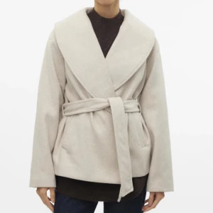 Kappa från Vero Moda - Kortare kappa i storlek M. Aldrig använd, prislapp finns kvar. Nypris 749 kr. ✨Om du är intresserad och vill se fler bilder, skriv till mig! Pris går att diskuteras💖