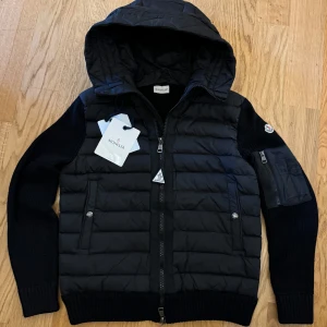 Äkta Moncler Cardigan  - Har en äkta moncler cardigan till salu. Knappt använd i perfekt skick (10/10). Säljer den nu för att jag har växt ur den. - Hör av er vid fler frågor🙌