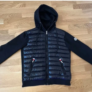 Moncler cardigan - Säljer min moncler cardigan då jag köpt en annan. Väldigt bra skick utan defekter. Passar till S och M. Köpte här på plick och passar perfekt till hösten.🌸 (Unisex) passar till både kille/tjej. Billigare pris hittar ni inte så först till kvarn