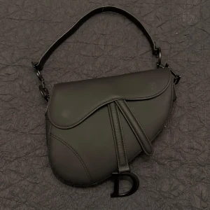 Vintage väska - Väska som jag köpt begagnat, i använt skick vilket framgår av bilderna. 