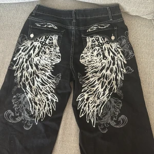 Svarta drainer jeans med snyggt tryck😻🙏🙏 - Skitsnygga svarta baggy jeans med coolt silvrigt och vitt tryck på fickorna och längre ner på jeansen😍⁉️