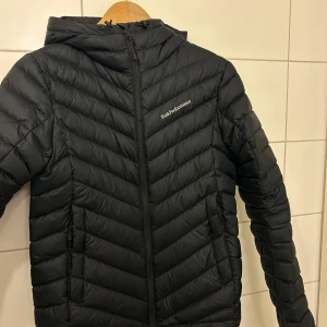 jacka - säljer denna jätte fina jacka från peak performance. Jackan är i nyskick, endast använd fåtal gånger. ”W FROST DOWN HOOD JACKET BLACK” SKICKA PRISFÖRLSAG!