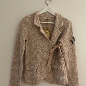 Kofta - Odd Molly kofta i vackert mönster i storlek 2 men är insydd till att passa en XS/S.