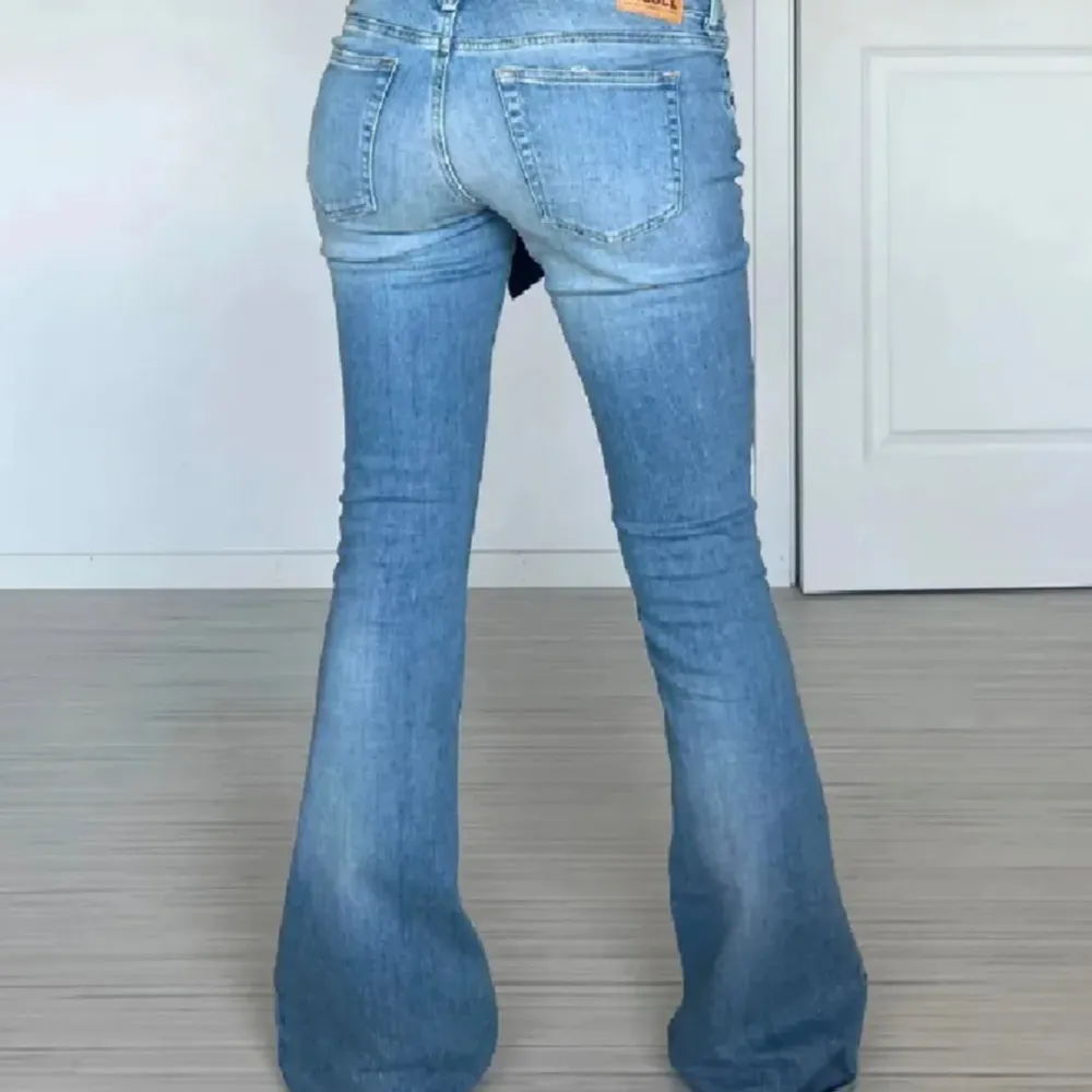 Skitsnygga dieseljeans i storlek 27x34 som tyvärr är lite för stora på mig 🥲 helt nya! Lånade bilder från förra ägaren!!💘. Jeans & Byxor.