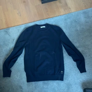 Svart tröja från Replay - Säljer en stilren svart tröja från Replay i storlek M. Tröjan är perfekt för både vardag och fest med sin enkla design och bekväma passform. Den har långa ärmar och en ribbad kant vid ärmslut och nederkant. Passar perfekt till höst- och vintergarderoben! Pris kan diskuter skriv till mig om ni har minsta fundering