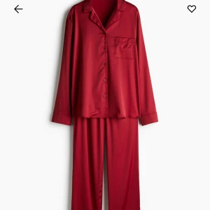 Svart pyjamas sett - Säljer detta sätt fast i färgen svart då jag har två stycken och ena är förstor för mig.💕 säljer tröjan och byxorna tillsammans 