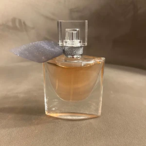 La vie est belle parfym - Säljer min la vie est belle parfym som endast är testad. Den är alltså nästan helt full! 30 ml. Kan tänka mig att sänka priset vid snabb affär💞