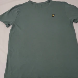 Lyle Scott grön snygg tröja - Den e SX-S  inga hål den är nästan helt ny ja säger denna för den var för liten för mig 