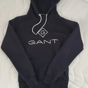 Gant Hoodie - Den är för liten för mig eftersom det är min gamla hoodie. Skicka 9/10. Storlek XS. Skriv om ni är intresserade!