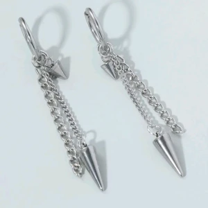 Silvriga örhängen med kedjor och spikar - Rostfritt stål, snygga taggörhängen  helt nya ❌️TRYCK INTE PÅ KÖP❌️ skriv innan,pris kan diskuteras