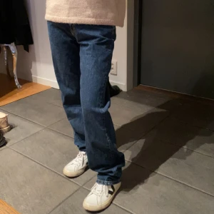 Low waist jeans  - Low wais jeans från Bikbok, W26 och L32. Säljer på grund av att dem är för stora så dem ser större ut än vad dem är 💕