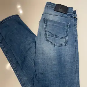 Ett par riktigt snygga Jack&jones jeans i storlek 29/30 men är lite större i längden.  De är i modellen slim fit. De är i 10/10 skick.