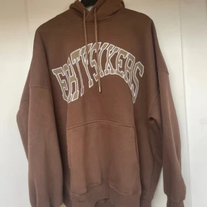 Brun hoodie M - Fortysixers hoodie oversized M. Väldigt bra skick. Sitter typ som L
