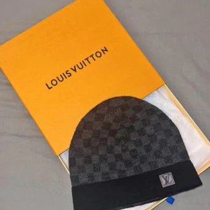 Louis Vuitton mössa - Sällsynt lv mössa äkta såklart. Kvitto och box med följer vid köp. Använd några gånger funkar som ny. Hör av vid intresse.