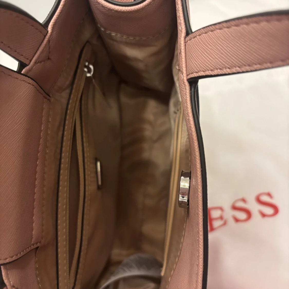 Beige och rosa handväska från Guess - 91