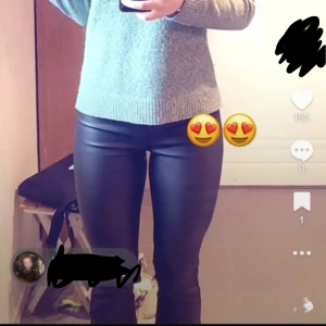 Läder jeans  - As snygga coated jeans/skinn byxor, bootcut från Only i väldigt bra skick. Säljer på grund av att det va fel storlek ❤️