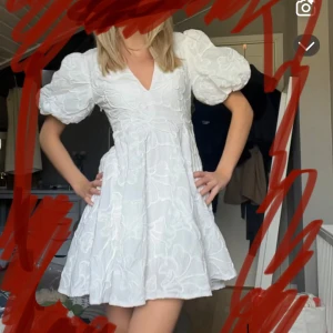 Vit klänning - Säljer denna populära klänning från zara. Aldrig använd och prislapp kvar! OBS Klänningen är däremot omsydd längst ner vid kjolen för att den skulle bli nån cm längre (se bild)💓🌟🍁