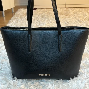 Valentino väska - Snygg basic Valentino väska, använd ca 3 gånger 
