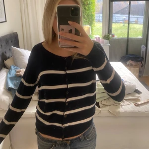 Randig kofta  - Säljer denna blå, vit randiga koftan från Atmosphere. Skriv om ni har några frågor! 💞