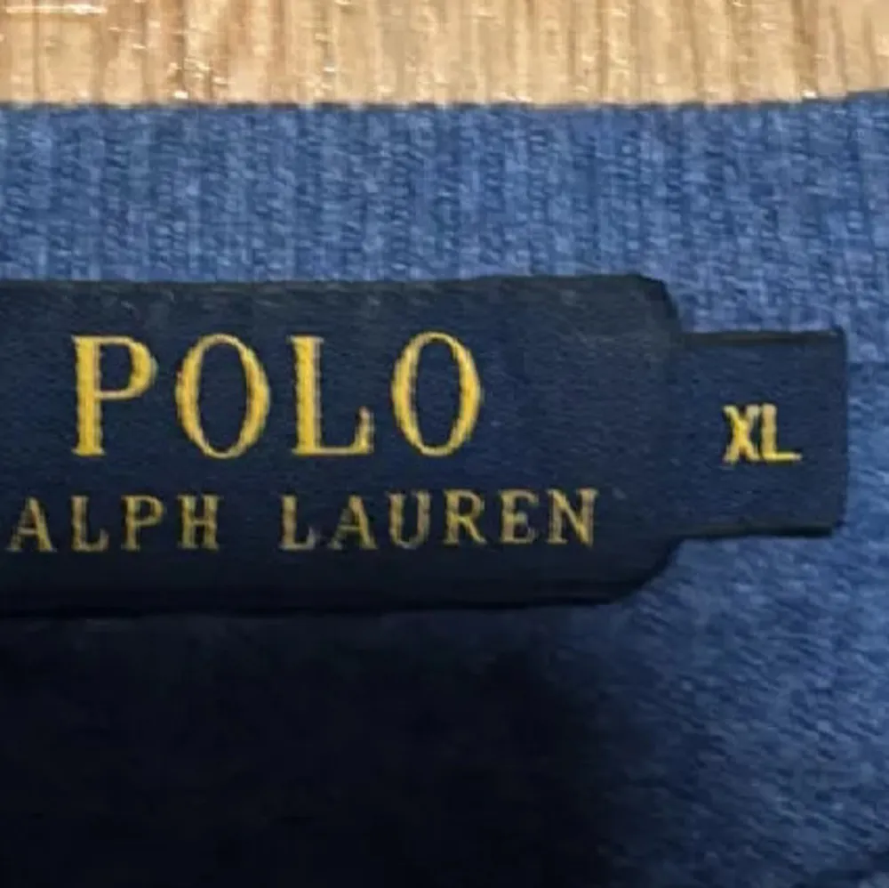 Säljer en snygg mörkblå tröja från Polo Ralph Lauren i storlek L i barn så passar xs vuxen. Den är gjord av mjuk ull och har en klassisk rund halsringning. Perfekt för höst och vinter! Tröjan har långa ärmar och den ikoniska loggan broderad på bröstet. Passar både till vardags och lite finare tillfällen.. Tröjor & Koftor.