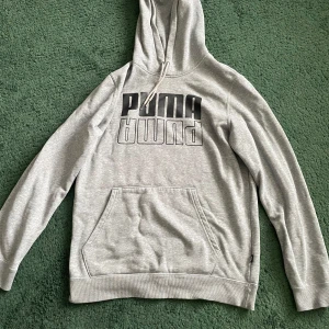 Grå Puma Hoodie  - Säljer min hoodie som blivit liten på mig. Storlek S
