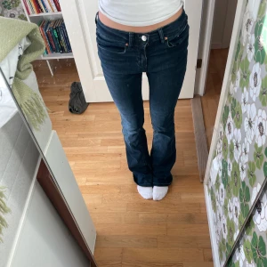 Snygga jeans! - Jättesnygga och bekväma jeans från Gina tricot i mörkblå, säljer då dom inte kommer till användning. Använda ca en gång men säljer här då jag slängde kvittot🎀
