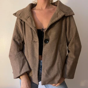 Zara kappa - Brun/biege kort kappa från zara