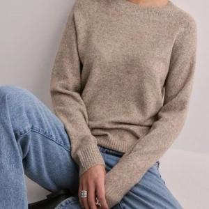 stickad tröja - fin tröja från veromoda, lite nopprig! original pris 300kr❤️