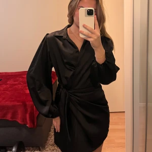 Svart kort silkes klänning  - Svart kort silkes klänning med ballong ärmar (Kan skicka bild på om det finns intresse) Xs/S